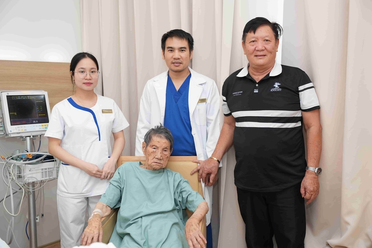 Cụ bà 103 tuổi chiến thắng ung thư dạ dày nhờ điều trị đa chuyên khoa tại Vinmec Hải Phòng - Ảnh 1.