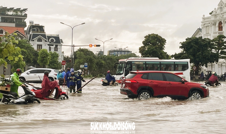 Mưa lớn Hải Phòng gây ngập sâu nhiều tuyến phố , người dân gặp khó khăn trong di chuyển - Ảnh 1.