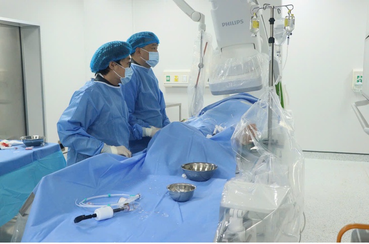 Cứu sống cụ bà 99 tuổi bị nhồi máu cơ tim cấp nhờ 'báo động đỏ' liên viện- Ảnh 2.
