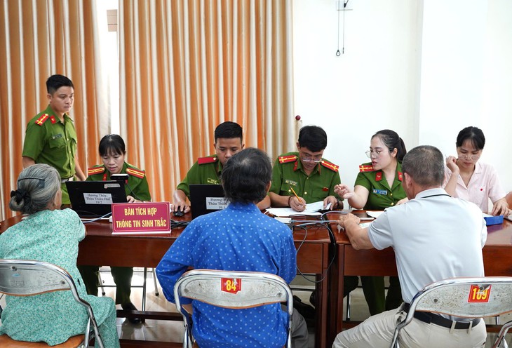 Xúc động hình ảnh công an, nhân viên y tế TP Huế lấy mẫu ADN thân nhân liệt sĩ, thắp hy vọng "trả lại tên" cho các anh hùng- Ảnh 1.