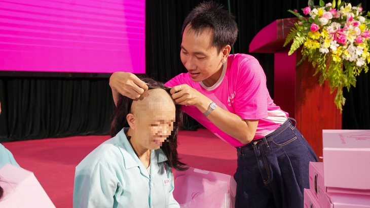 Trao tóc giả cùng nhiều phần quà ý nghĩa đến bệnh nhân ung thư- Ảnh 2.