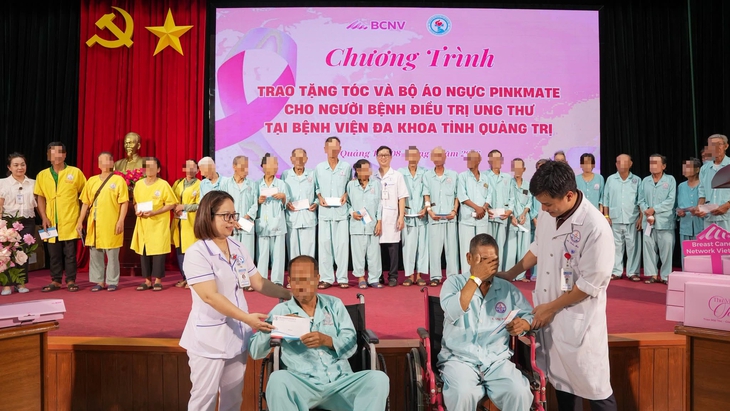 Trao tóc giả cùng nhiều phần quà ý nghĩa đến bệnh nhân ung thư- Ảnh 1.