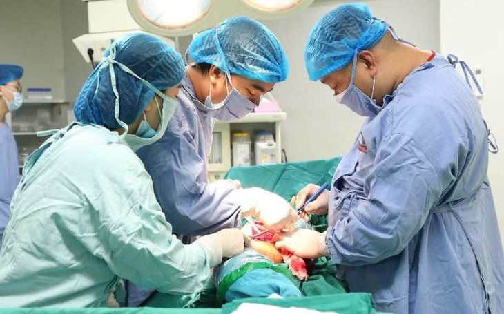 Đang nghỉ trưa tại văn phòng, bất ngờ ngừng tim nhiều lần - Ảnh 2.