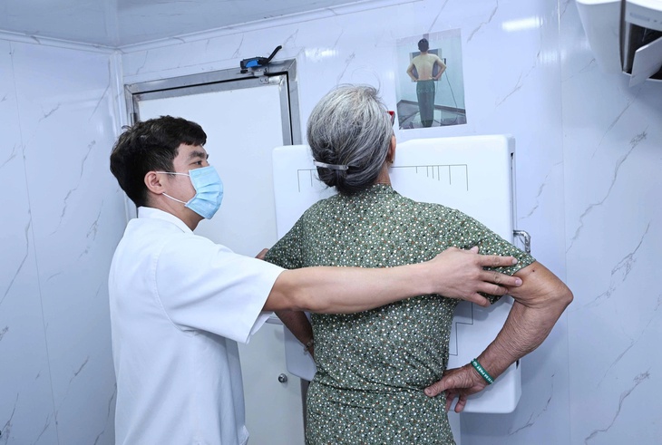 Khám sàng lọc miễn phí bệnh hô hấp cho 1.200 người dân ở Huế- Ảnh 2.