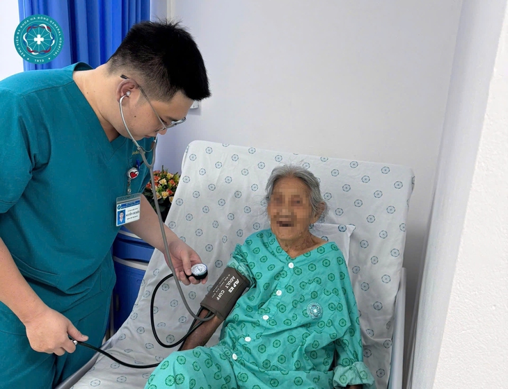 Cứu sống cụ bà 99 tuổi bị nhồi máu cơ tim cấp nhờ 'báo động đỏ' liên viện - Ảnh 1.