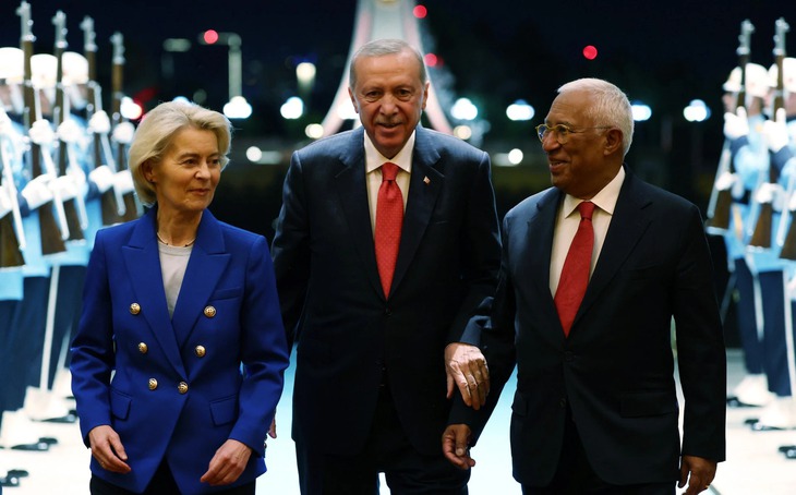Tổng thống Thổ Nhĩ Kỳ tặng quà bất ngờ cho lãnh đạo NATO tại Ankara - Ảnh 1.