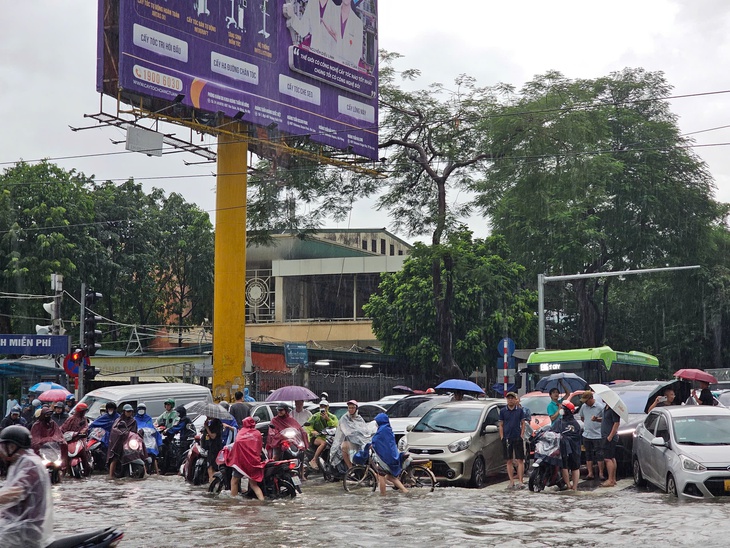 Cảnh báo mưa dông kèm lốc sét khu vực nội thành Hà Nội và các tỉnh phía Bắc- Ảnh 1.