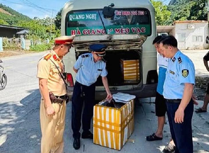Phát hiện hơn 1 tạ gan, mỡ lợn không rõ nguồn gốc đang vận chuyển trên xe khách- Ảnh 1.