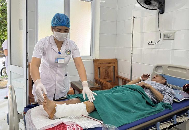 Lưỡi máy cắt cỏ ‘xé toạc’ cẳng chân, người đàn ông 64 tuổi đối mặt nguy cơ mất chi - Ảnh 3.