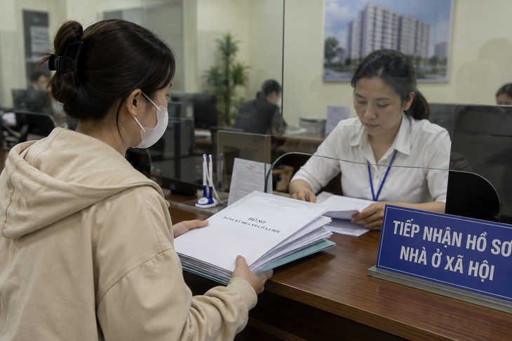 Mua nhà ở xã hội: Ai được xác nhận là người thu nhập thấp, giấy tờ cần những gì? - Ảnh 1.