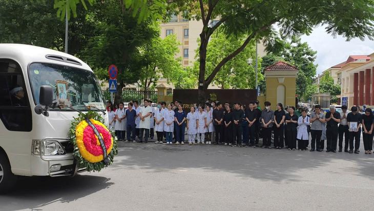 Hàng nghìn học trò chờ ở bệnh viện, trường y xúc động tiễn đưa GS Vũ Văn Đính- Ảnh 1.