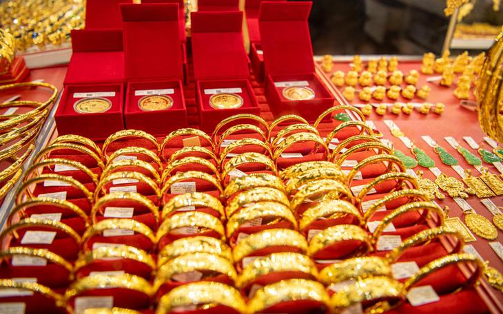 Chốt giá vàng hôm nay ngày 2/8 giảm rất mạnh, người mua lỗ đậm - Ảnh 2.