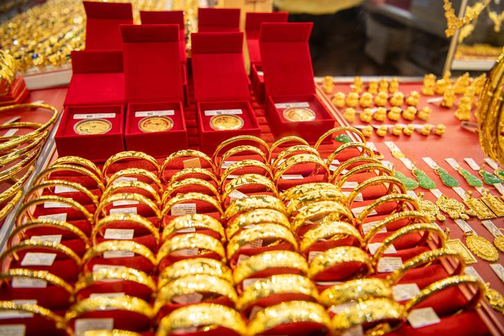 Chốt giá vàng hôm nay ngày 1/8 đồng loạt giảm rất mạnh - Ảnh 1.