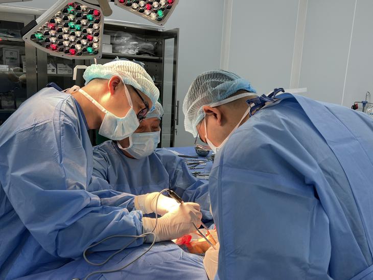 Chủ quan với khối u dưới tai, người bệnh suýt bị liệt mặt- Ảnh 1.