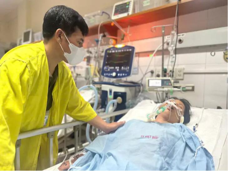 Người mẹ rơi vào hôn mê sau tai nạn giao thông, 3 con thơ nheo nhóc ngóng mẹ về - Ảnh 1.