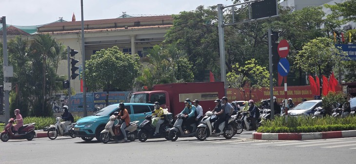 Cảnh báo nắng nóng kéo dài, nguy cơ cháy nổ và ảnh hưởng sức khỏe - Ảnh 1.