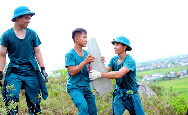 Hơn 1.000 người chung sức tái tạo dòng chữ 'BÁC HỒ SỐNG MÃI' trên núi Nhón - Ảnh 4.