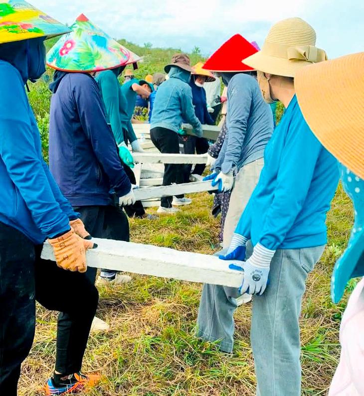 Hơn 1.000 người chung sức tái tạo dòng chữ 'BÁC HỒ SỐNG MÃI' trên núi Nhón - Ảnh 7.