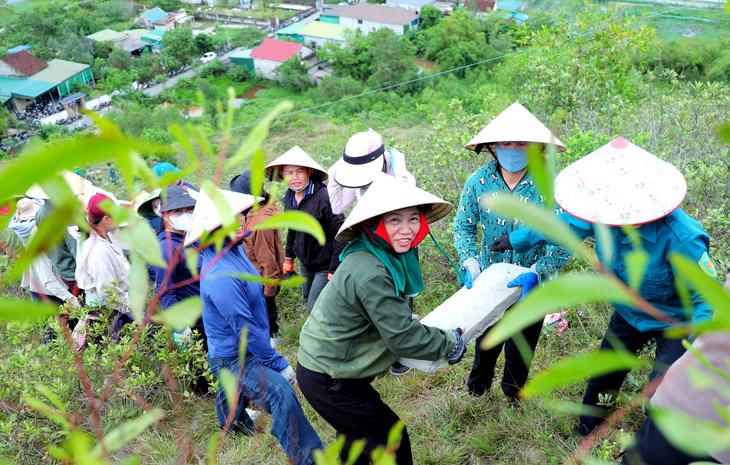 Hơn 1.000 người chung sức tái tạo dòng chữ 'BÁC HỒ SỐNG MÃI' trên núi Nhón - Ảnh 2.