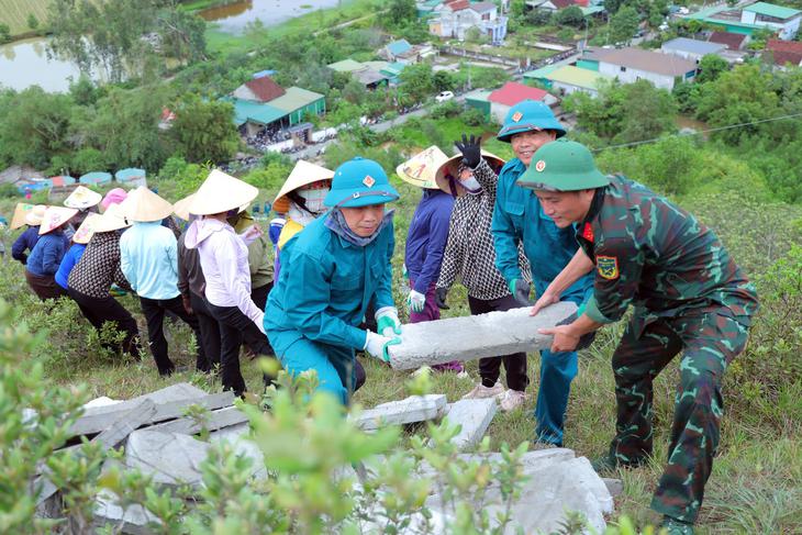 Hơn 1.000 người chung sức tái tạo dòng chữ 'BÁC HỒ SỐNG MÃI' trên núi Nhón - Ảnh 3.
