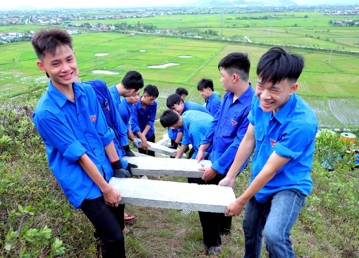 Hơn 1.000 người chung sức tái tạo dòng chữ 'BÁC HỒ SỐNG MÃI' trên núi Nhón - Ảnh 6.