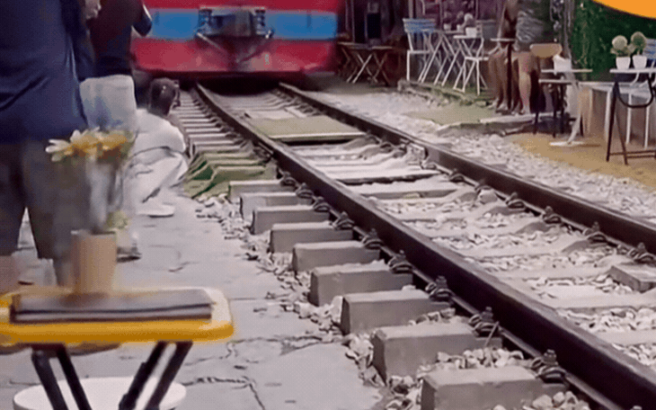 Clip tàu hỏa va chạm với 1 phụ nữ ở phố đường tàu Văn Miếu - Ảnh 1.