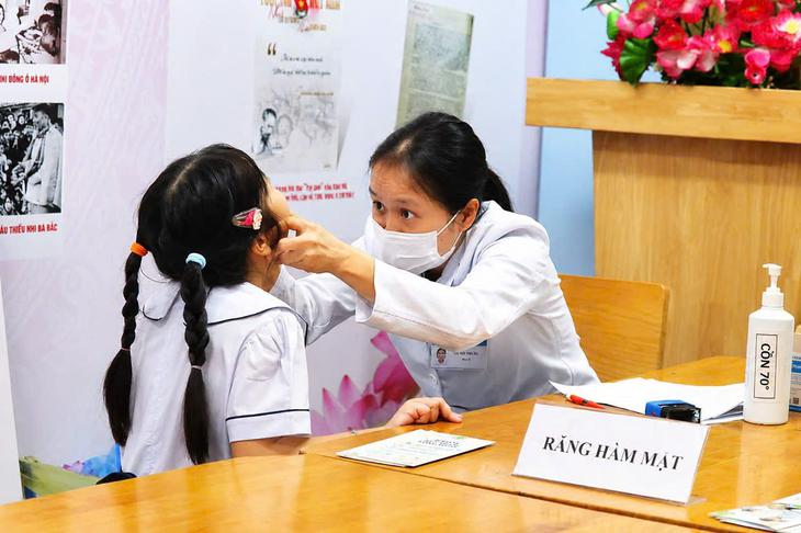Học sinh TPHCM được theo dõi BMI, phát hiện sớm béo phì và trầm cảm - Ảnh 1.