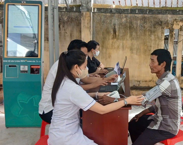 Người dân từ đô thị đến nông thôn ở Khánh Hòa được bác sĩ khám sức khỏe miễn phí - Ảnh 1.