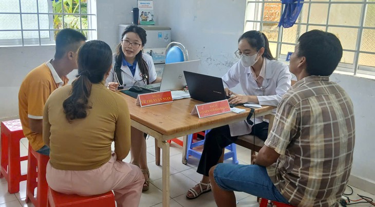 Người dân từ đô thị đến nông thôn ở Khánh Hòa được bác sĩ khám sức khỏe miễn phí - Ảnh 2.