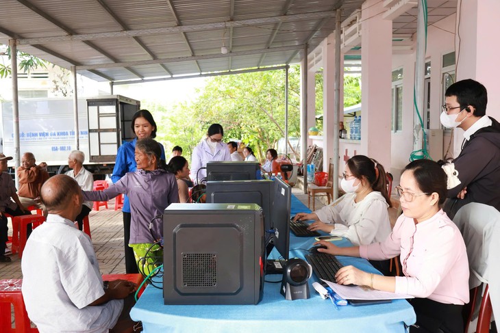 Người dân từ đô thị đến nông thôn ở Khánh Hòa được bác sĩ khám sức khỏe miễn phí - Ảnh 4.