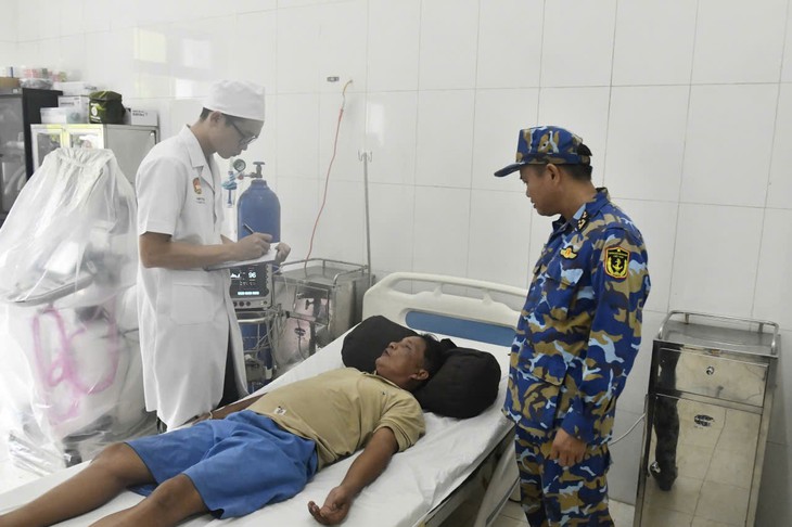 Bệnh xá đảo Nam Yết kịp thời cấp cứu một thuyền trưởng bị đột quỵ- Ảnh 2.
