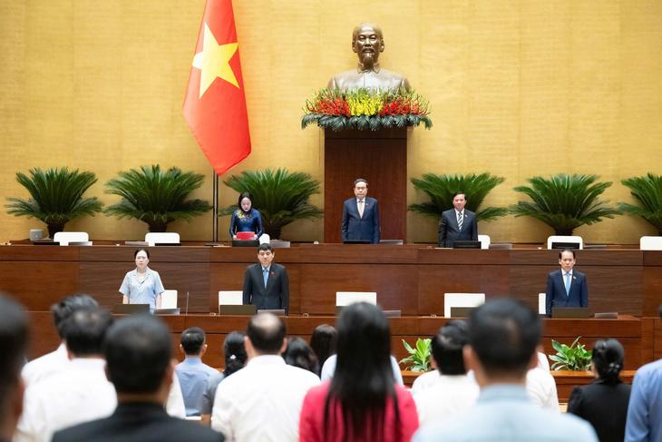 Quốc hội dành phút mặc niệm Chủ tịch Quốc hội Lào Saysomphone Phomvihane - Ảnh 2.