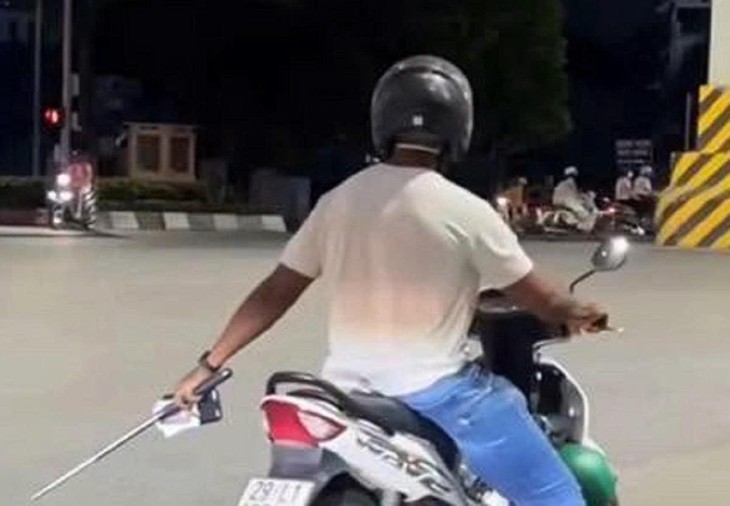 Người đàn ông ngoại quốc bị tố nhiều lần chặn xe các cô gái trên đường- Ảnh 1.