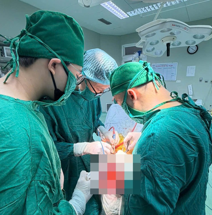 Đau đầu kéo dài, cụ bà 73 tuổi phát hiện khối u não lớn - Ảnh 3.