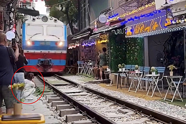 Thông tin mới nhất vụ tàu hỏa va chạm với nữ du khách tại phố đường tàu Văn Miếu- Ảnh 2.