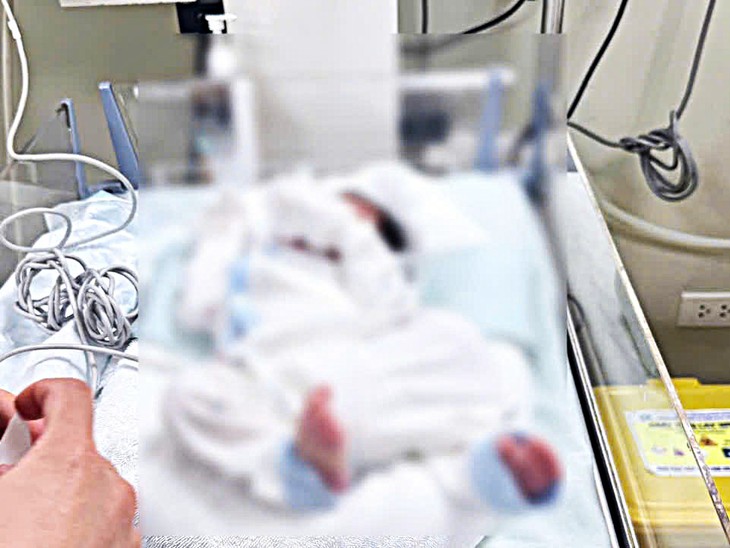 Bé trai 3 ngày tuổi sốt cao, mê man, kịp đến viện sau lời cầu cứu CSGT của bố mẹ- Ảnh 2.