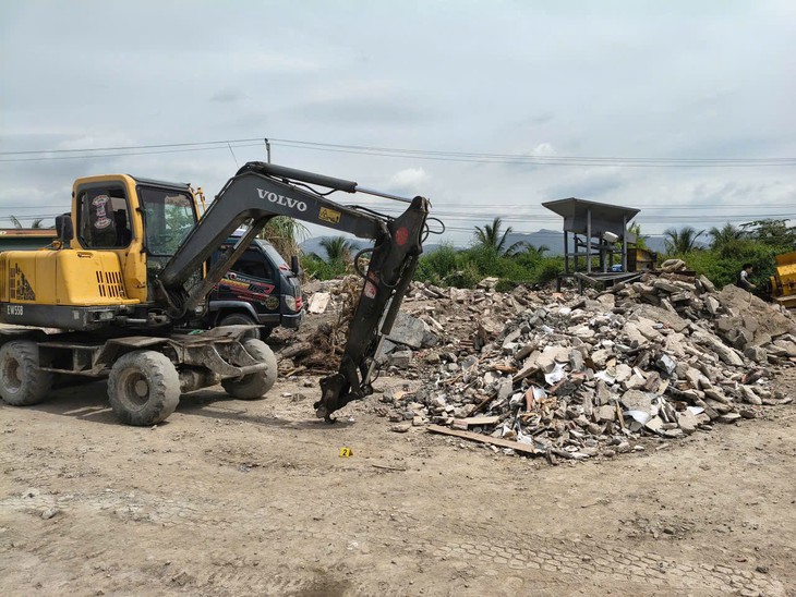 Khởi tố chủ cơ sở tập kết hơn 163 tấn chất thải tại phường Yên Tử- Ảnh 2.