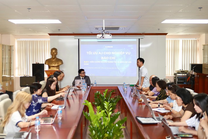 Báo Sức khỏe và Đời sống đẩy mạnh chuyển đổi số: Tổ chức tập huấn chuyên sâu kỹ năng ứng dụng AI trong sản xuất nội dung- Ảnh 1.