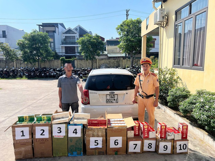 Phát hiện ô tô chở 4.500 bao thuốc lá, 24 chai rượu không rõ nguồn gốc- Ảnh 1.