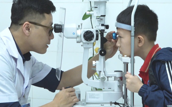 Những việc cha mẹ cần làm từ sớm để bảo vệ mắt cho trẻ nhỏ - Ảnh 2.