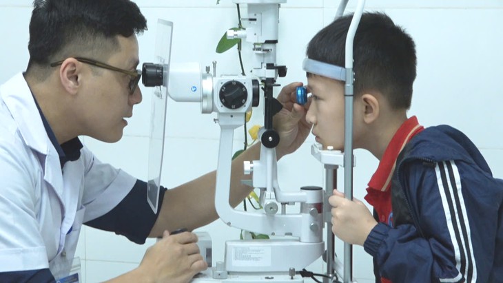 Vì sao cha mẹ nên đưa trẻ đi khám mắt trước khi vào lớp 1- Ảnh 1.