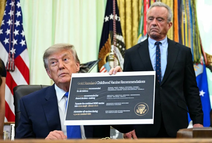 Ông Trump ký sắc lệnh có thể thay đổi thói quen tiêm chủng cho trẻ em Mỹ - Ảnh 1.
