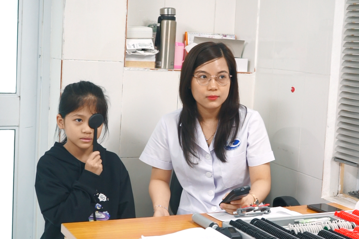 Vì sao cha mẹ nên đưa trẻ đi khám mắt trước khi vào lớp 1- Ảnh 2.
