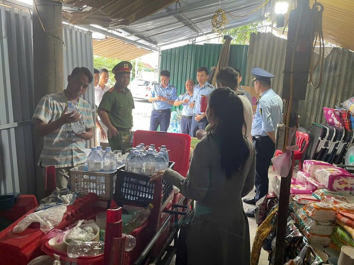 Làm rõ việc người phụ nữ bán nước tự đóng vào chai cũ trước cổng bệnh viện- Ảnh 1.