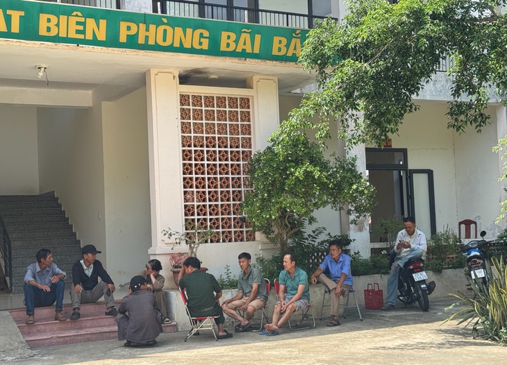 Người thân khắc khoải ngóng chờ tin hai cô gái bị sóng cuốn mất tích tại Mũi Nghê- Ảnh 2.