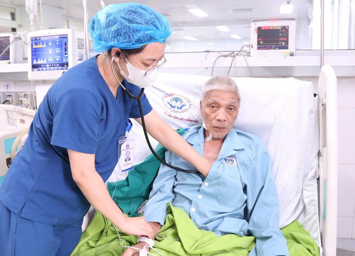 Người đàn ông ngừng tim 15 lần được cứu sống- Ảnh 1.