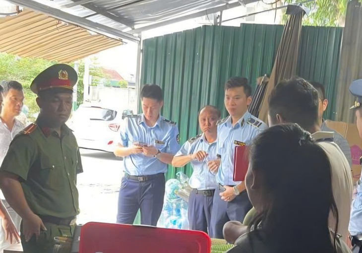 Làm rõ việc người phụ nữ bán nước tự đóng vào chai cũ trước cổng bệnh viện- Ảnh 1.