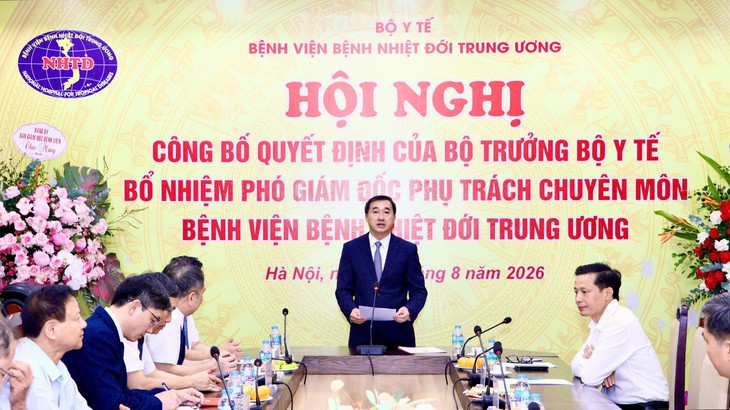 Bộ Y tế bổ nhiệm Phó Giám đốc phụ trách chuyên môn Bệnh viện Bệnh Nhiệt đới Trung ương - Ảnh 2.