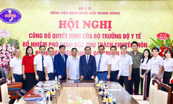 Bộ Y tế bổ nhiệm Phó Giám đốc phụ trách chuyên môn Bệnh viện Bệnh Nhiệt đới Trung ương - Ảnh 3.