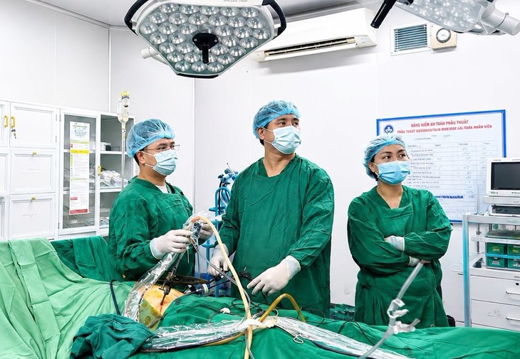 Cấp cứu bệnh nhân cùng lúc viêm ruột thừa và chửa ngoài tử cung vỡ- Ảnh 1.